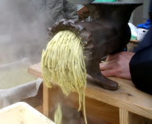 蒸し上がった大豆を機械で磨り潰します。