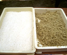 左が米麹　右が大豆　この二つを混ぜ合わせますが、大豆が人肌くらいに温度が下がってからです。高温で混ぜると麹菌が死んでしまいます。よく混ぜ合わせたら大豆を蒸した湯を冷まし加えます。